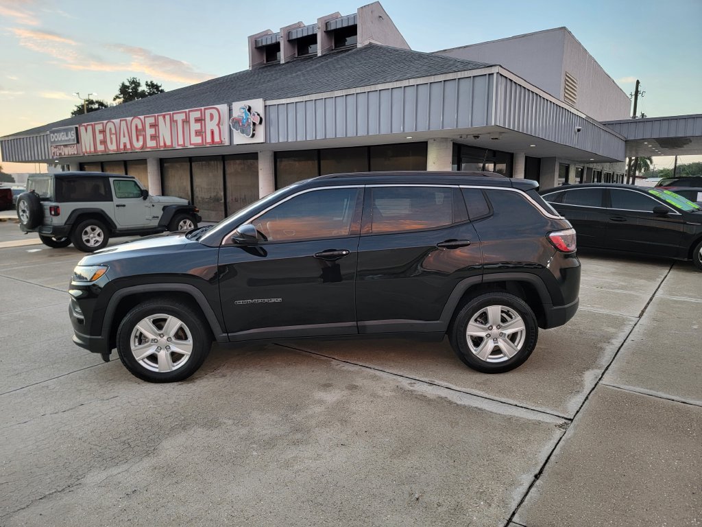 Used 2022 Jeep Compass Latitude FWD image 2