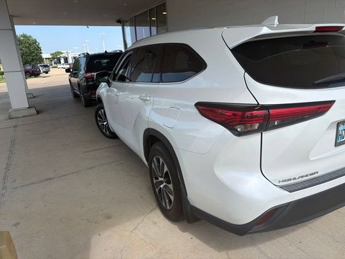 Used 2022 Toyota Highlander XLE FWD image 5