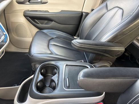 Used 2023 Chrysler Pacifica Touring-L image 32