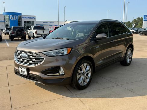 Used 2019 Ford Edge Titanium FWD image 3