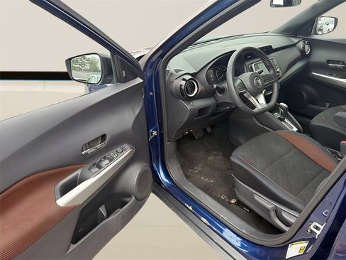 Used 2018 Nissan Kicks SR image 11