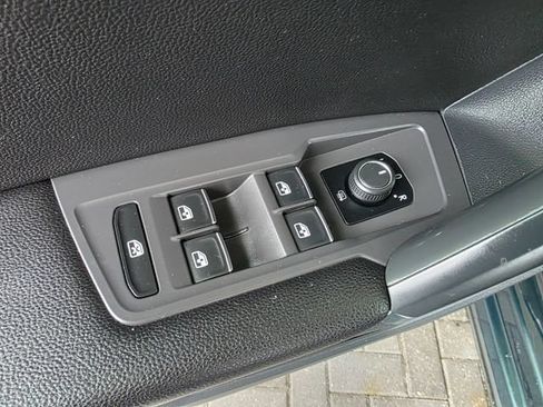 Used 2018 Volkswagen Tiguan SE AWD/4WD image 20