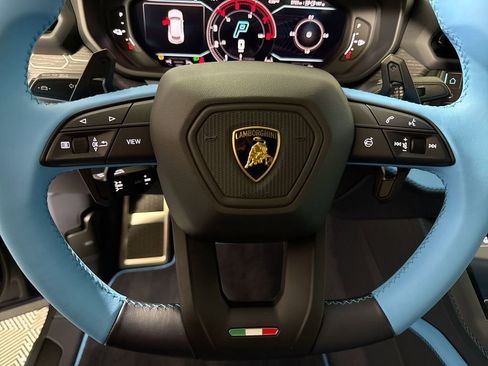 Used 2025 Lamborghini Urus SE AWD/4WD image 32