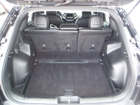 Used 2019 Jeep Cherokee Latitude Plus w/ Cold Weather Group AWD/4WD image 39