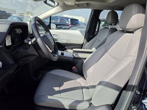 Used 2026 Toyota Sienna XLE FWD image 27