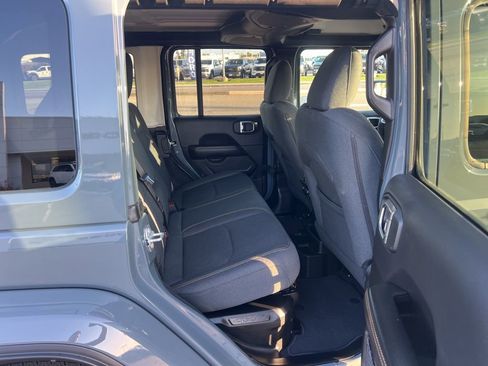 Used 2025 Jeep Wrangler Unlimited Sahara AWD/4WD image 38