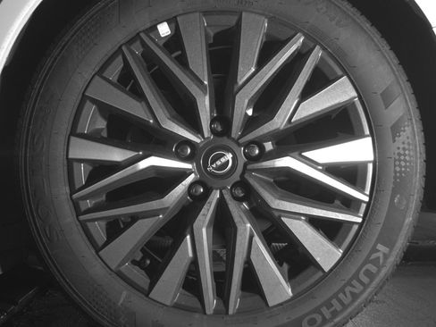 Used 2025 Nissan Altima 2.5 SV FWD image 14