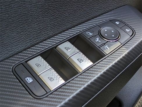 New 2025 Mitsubishi Outlander SE image 28