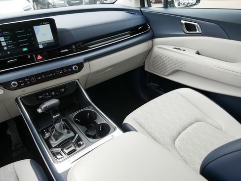 Used 2025 Kia Carnival EX FWD image 11