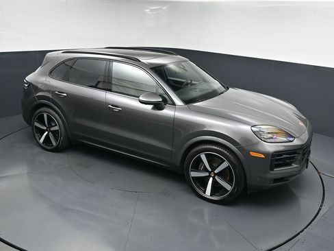 Used 2025 Porsche Cayenne AWD/4WD image 21