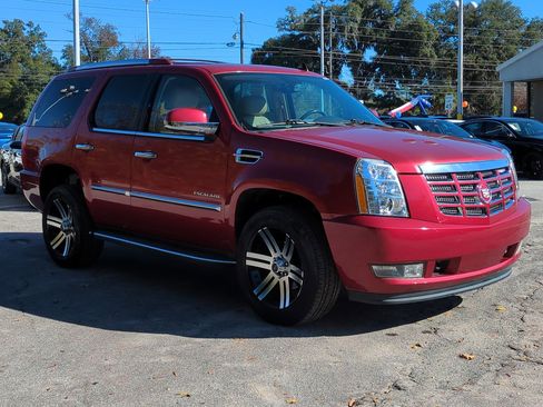 Used 2012 Cadillac Escalade Luxury image 3