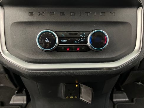 Used 2025 Ford Expedition Platinum image 23