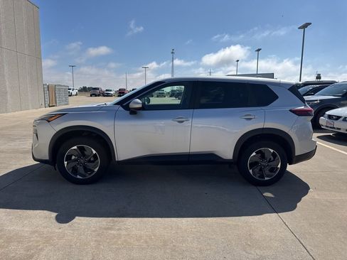 Used 2025 Nissan Rogue SV image 10