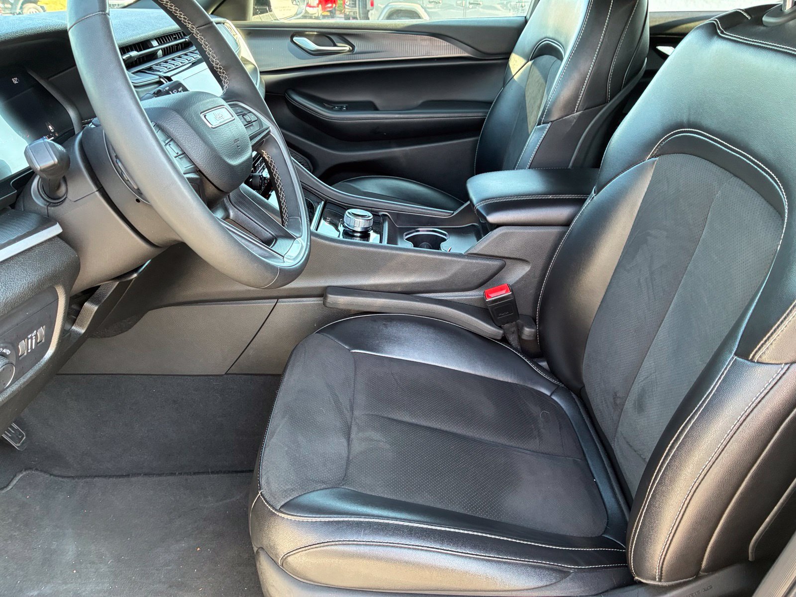 Used 2024 Jeep Grand Cherokee Altitude RWD image 12