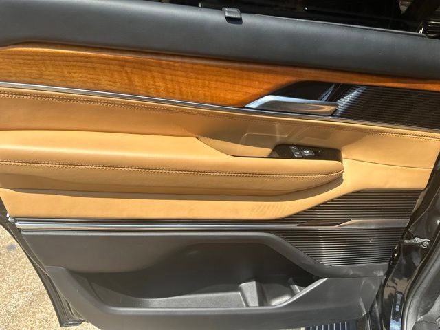 Used 2023 Jeep Grand Wagoneer Series III AWD/4WD image 40