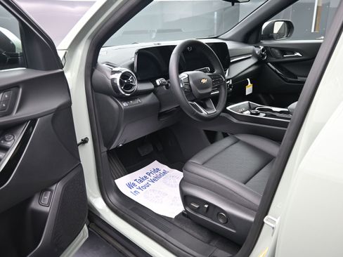 New 2026 Chevrolet Equinox LT w/ Convenience Package II FWD image 9