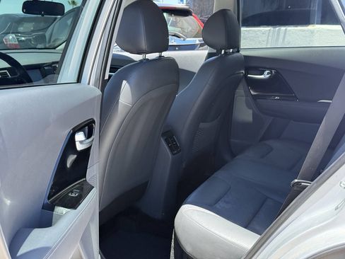 Used 2017 Kia Niro EX FWD image 16