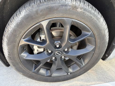 Used 2025 Chrysler Pacifica Limited image 4