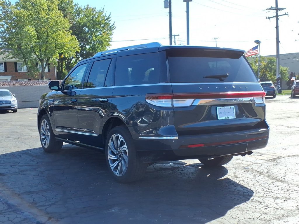 Used 2024 Lincoln Navigator Reserve AWD/4WD image 5