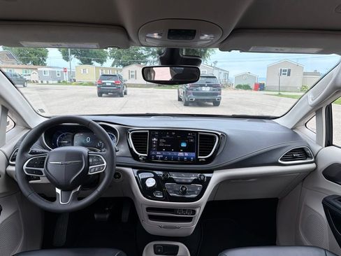 Used 2024 Chrysler Pacifica Limited FWD image 14
