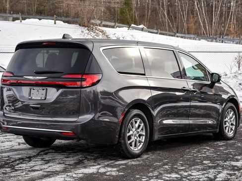Used 2023 Chrysler Pacifica Touring-L image 3