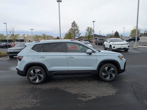 New 2026 Volkswagen Taos SE image 2