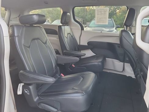 Used 2024 Chrysler Pacifica Touring-L FWD image 20