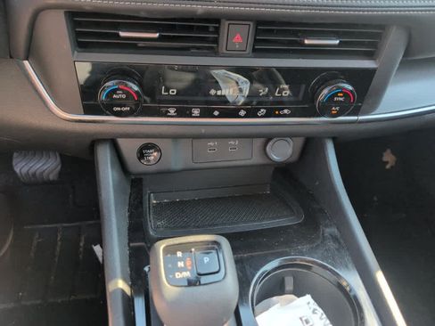 Used 2024 Nissan Rogue SV FWD image 12