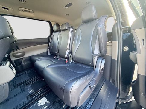 Used 2025 Kia Carnival EX FWD image 20
