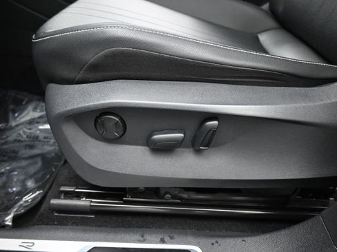 Used 2023 Volkswagen Tiguan SE R-Line image 10