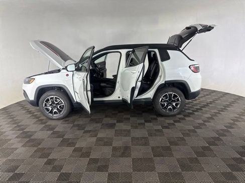 Used 2025 Jeep Compass Trailhawk AWD/4WD image 12