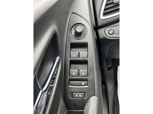 Used 2020 Chevrolet Trax LT w/ Sun & Sound Package image 40