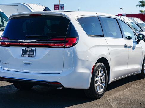 New 2026 Chrysler Pacifica Select image 4
