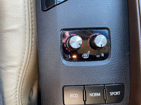 Used 2018 Toyota Avalon XLE image 18