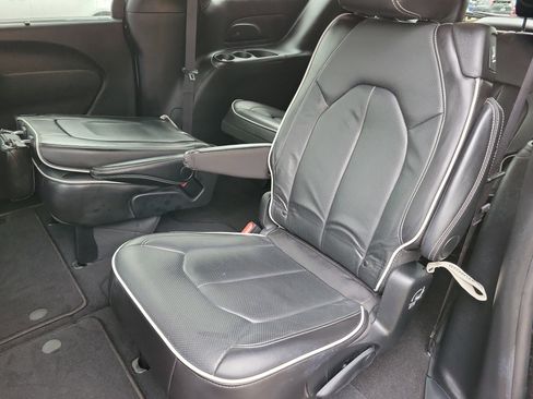 Used 2025 Chrysler Pacifica Limited image 7