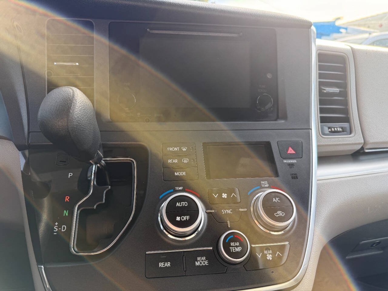 Used 2017 Toyota Sienna LE FWD image 31