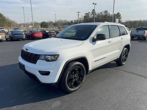 Used 2018 Jeep Grand Cherokee Laredo image 3