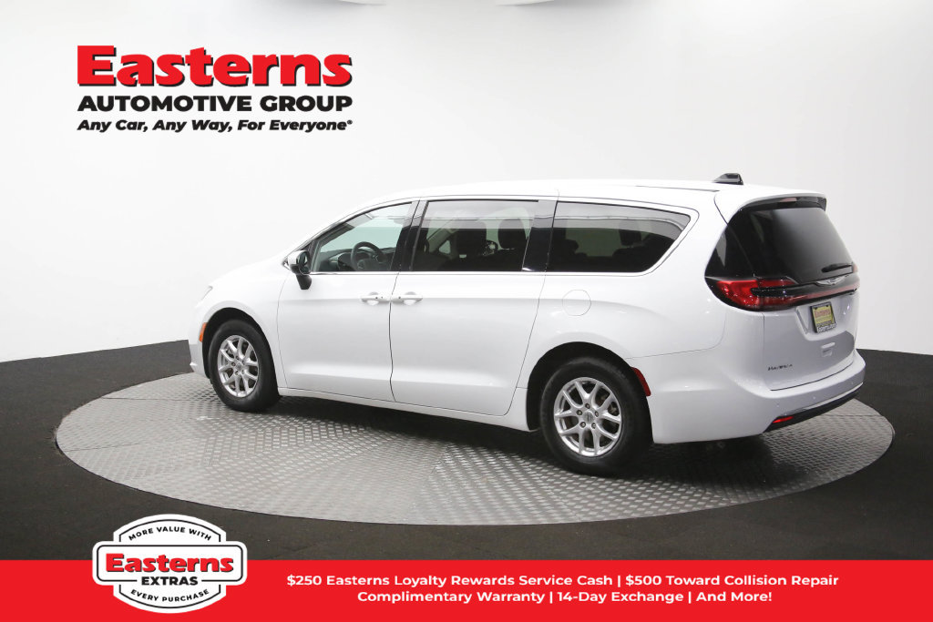 Used 2023 Chrysler Pacifica Touring-L FWD image 62