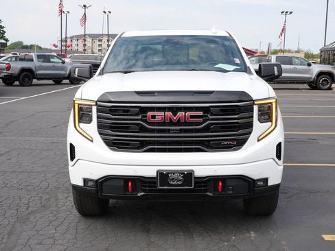 Used 2025 GMC Sierra 1500 AT4 w/ Technology Package AWD/4WD image 4