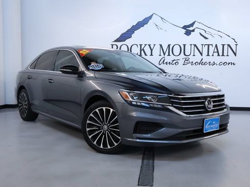 Used 2022 Volkswagen Passat 2.0T FWD image 1