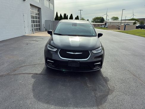 Used 2023 Chrysler Pacifica Touring-L FWD image 8