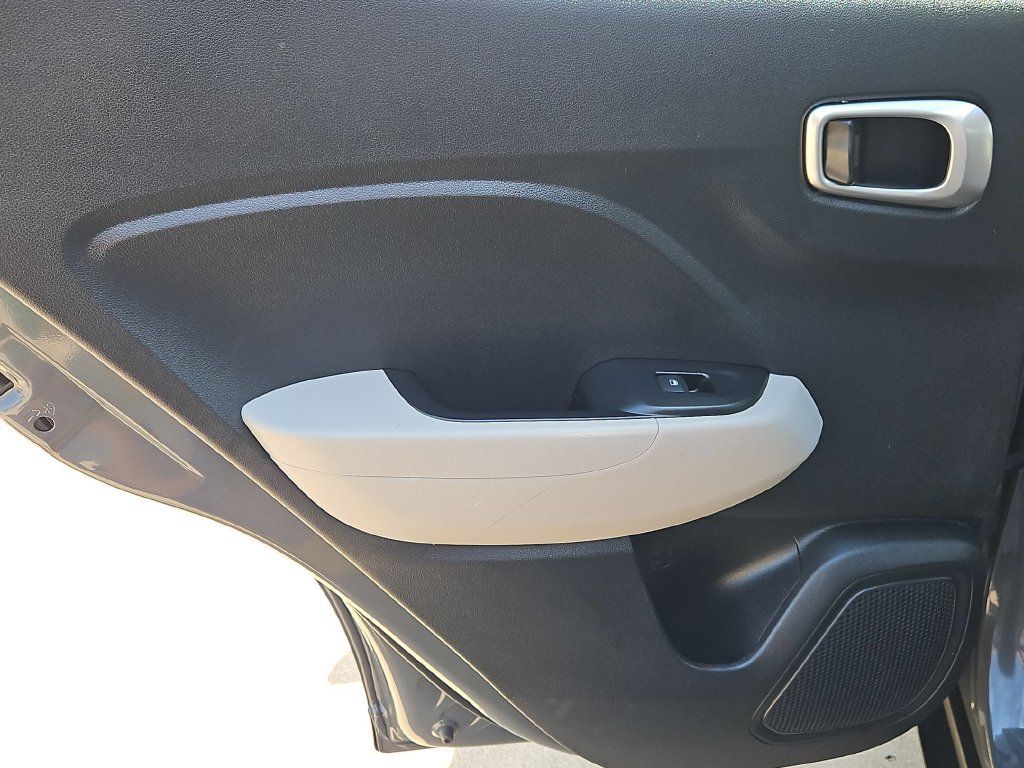 Used 2025 Hyundai Venue SEL FWD image 27