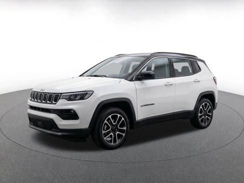 Used 2025 Jeep Compass Trailhawk AWD/4WD image 3