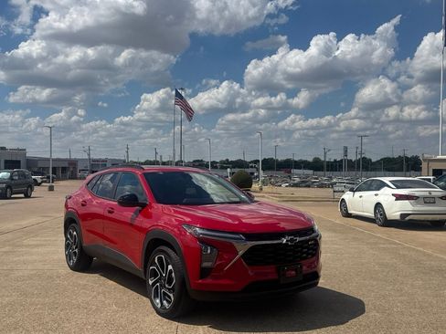 Used 2026 Chevrolet Trax RS w/ Sunroof Package FWD image 2