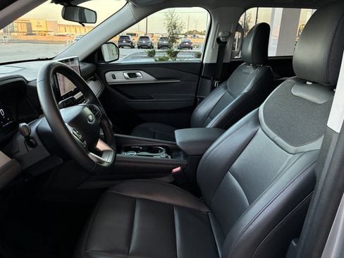 Used 2025 Ford Explorer Active w/ Active Comfort Package RWD image 13