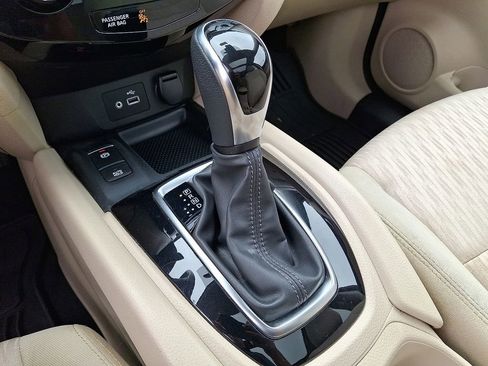 Used 2019 Nissan Rogue SV w/ Sun & Sound Touring Package image 15