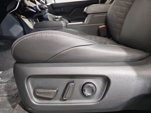 Used 2025 Toyota 4Runner TRD Off-Road Premium AWD/4WD image 31