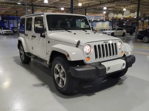 Used 2016 Jeep Wrangler Unlimited Sahara w/ Dual Top Group AWD/4WD image 5