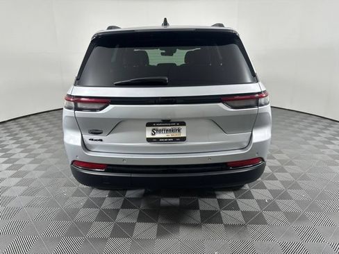 Used 2025 Jeep Grand Cherokee Altitude AWD/4WD image 5