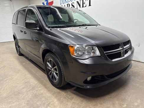 Used 2017 Dodge Grand Caravan SXT image 2